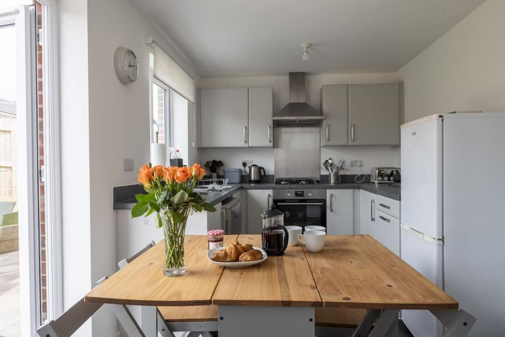 Cosy 3 Bed Near Beaches, Cardiff & Brecon Beacons Coity Exterior photo